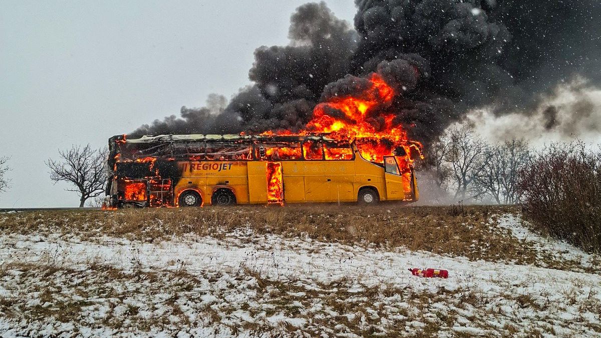 Na dálnici D46 na Prostějovsku shořel dálkový autobus